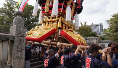 Taikodai float going down the stairs