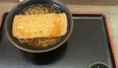¥570 Kitsunesoba bowl of goodness at a Nagano train station 🍜
