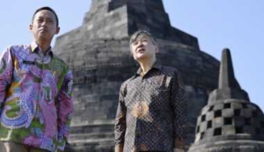 Emperor visits Borobudur temple during Indonesia trip