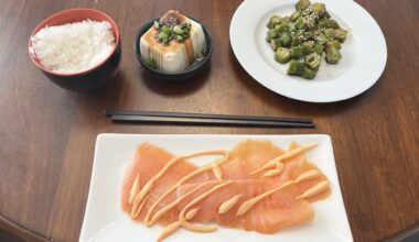 Smoked salmon, okra salad, soft tofu & rice. Was too lazy to make miso soup …