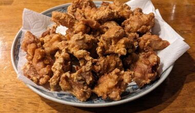 Last night was homemade chicken karaage night! I'm curious... who amongst us are purists that prefer the breading's unadulterated sesame flavor, and who loves to take a dip in their favorite sauce?