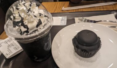 Tried the BOO frapachino and Halloween chocolate cake from Starbucks. Not too bad.