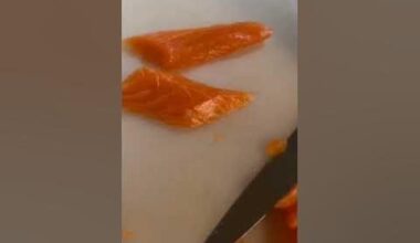 Slicing salmon