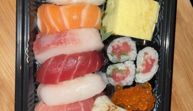 What are the 4 white pieces of sushi in this set?