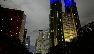 Love walking at night around Shinjuku