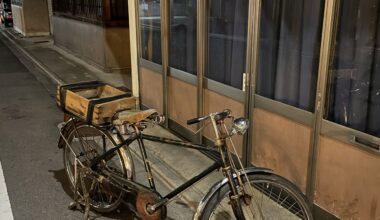 An old bicycle on a backstreet of Kyoto