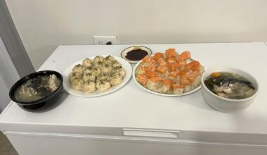 Made some salmon nigiri and uni onigiri (ft. Salmon head soup)