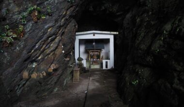 Yahazudake Shrine, Yakushima [OC]