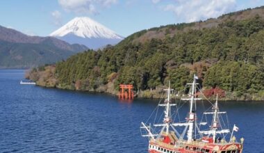 I took a picture of the Hakone Jinja with the pirate ship sightseeing cruise