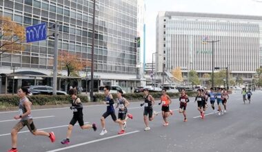 Runner finishes Fukuoka marathon after car breaks elbow