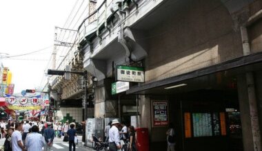 Tokyo shop employee fights off three robbers with man catcher polearm in Ueno【Video】