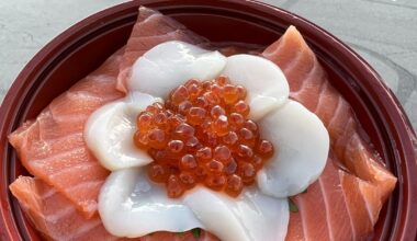 salmon scallop & marinated salmon roe from a grocery store (sake hotate & ikura don)