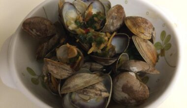 clams cooked with sake & soy sauce