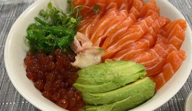 I made a salmon bowl for lunch.