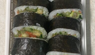 Specialty roll with seaweed, carrot, cucumber, avo & lettuce