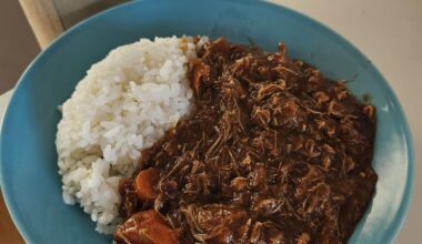 Chopped veg and meat this morning & let it simmer until noon to have some awesome curry rice for lunch 🍛