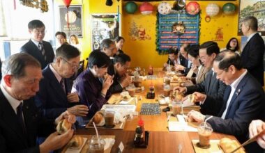 Vietnamese president, Japanese governor enjoy banh mi in Tokyo