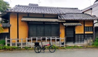 Just a house with earthen plaster walls (tsuchikabe) that I pass several times a week