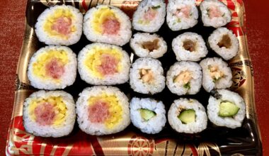 My fave!! supermarket sushi combo- only ¥390😃