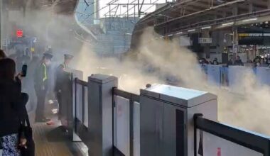 Video: The Keikyu Line is currently stopped because there is "smoke emitting from the tracks" (線路内発煙) at Yokohama station. Several videos of the smoke have been shared on social media.