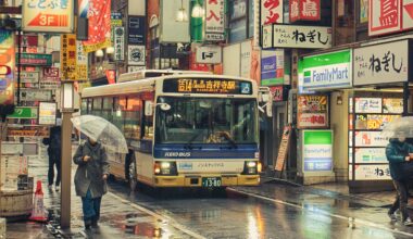 Bus in a rainy day. Mitaka, Tokyo prefecture. (OC)