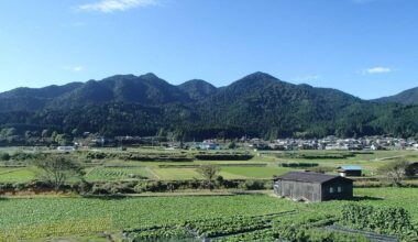 Autumn weather means comfortable cycling. Consider a little 10km jaunt up moderate hills to Ōhara to enjoy beautiful vistas and healthy food.