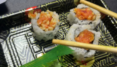 Is this spicy tuna roll supposed to look like this?