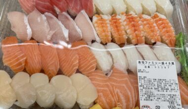 In what countries do Costco sell sushi? In Japan, Costco have a 48 nigiri platter for 3,580yen (28 USD).