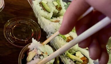 California rolls & spicy tuna rolls at the bar🍣