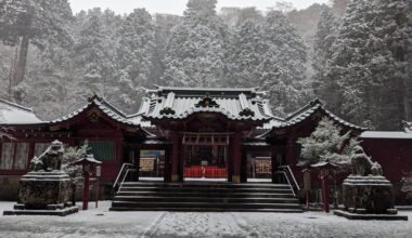 Early morning at Hakone Shrine in the snow