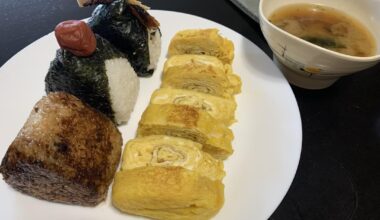 Made onigiri (mackerel, umeboshi, and a butter mushroom-filled grilled one), tamagoyaki, prepared instant miso soup for lunch on a rare day off.