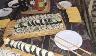 We made homemade sushi with friends and it came out very delicious.