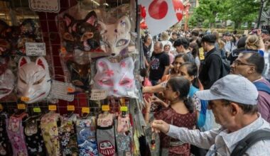 "Japan's Tourism Boom Amidst Weak Yen Boosts Airline Profits but Leaves Stocks Stagnant"