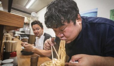 Ramen lovers continue to eat noodles as restaurant goes up in flames around them【Video】