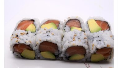 How many oz of salmon is typically in one regular salmon avocado roll? 8pc picture for reference