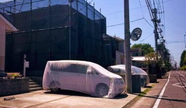 🇯🇵 I feel that Japan will always be ahead of the rest of the world in terms of education and respect.  🎨 This neighbor decided to paint their house and the painters put up some mesh to protect the other houses from splashes.  🚗 In addition, they put tarpaulin on the cars which were not moved.