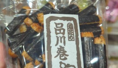 Rice crackers with seaweed