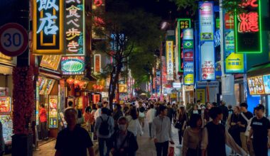 During and after World War II, Chinatown was an important black market trading center. Many products that were difficult to obtain elsewhere in Japan could be found here, thanks to the international connections of Chinese traders.