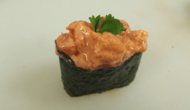Spicy salmon gunkan