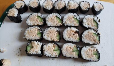 Simple spicy tuna rolls