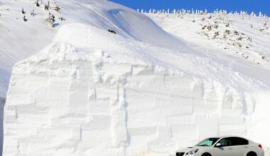 Wall of snow near the summit of Hachimantai, Iwate Prefecture