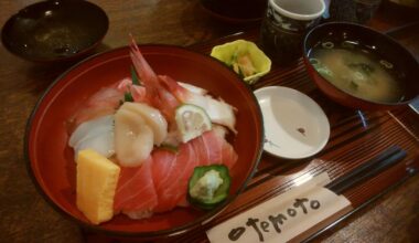 Bowl of rice topped with sashimi　Squid, tuna, scallops, sweet shrimp, sweet omelette.　By the way, otemoto is a polite way of saying chopsticks.　