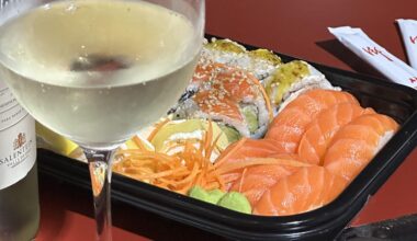 Espectacular 🍱 shishi and white wine❤️