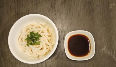 Chilled udon with soy dipping sauce