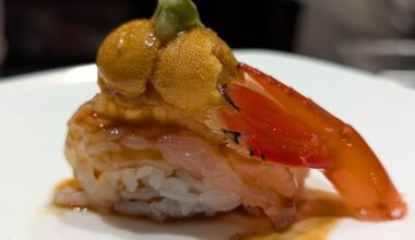 Live sweet shrimp topped with uni