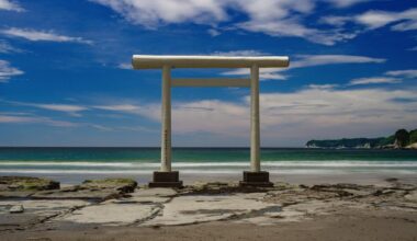 The White Torii by the Sea: The Charm of Ubara Beach and Yasaka Shrine・海辺の白い鳥居: 鵜原ビーチと八坂神社の魅力