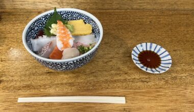 Kaisendon (sashimi rice bowl) in Tsukiji, Tokyo!