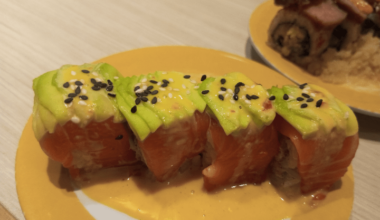 Sushi roll with sauce manggo