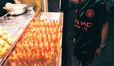 Picking out prawns at the Nishiki Market in Kyoto, shot on Kodak 35mm film.