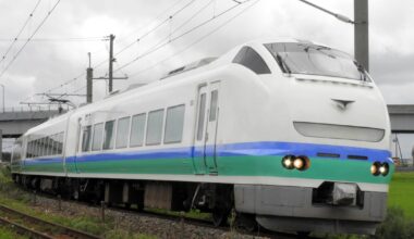 The Inaho limited express train, which runs from Niigata Station in Niigata Prefecture to Sakata Station in Yamagata Prefecture and Akita Station in Akita Prefecture, comes in a variety of colors.